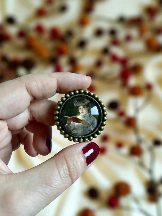 Spilla Lettrice Elegante Goupil | Seated Woman Lettrice | Lady Nostalgia - Lady Nostalgia