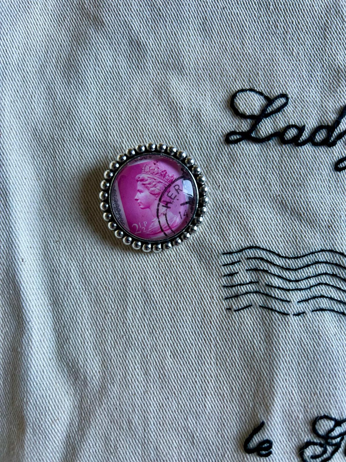 Spilla Rosa acceso Regina Elisabetta | Francobollo Corona Royal | Lady Nostalgia - Lady Nostalgia