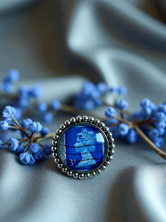 Spilla Royal Portrait Blu Regina Elisabetta | Francobollo Vintage Royal | Lady Nostalgia - Lady Nostalgia