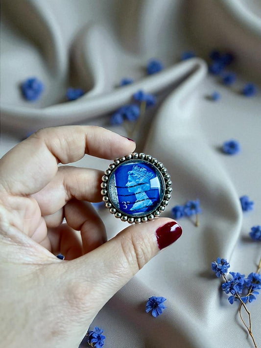 Spilla Royal Portrait Blu Regina Elisabetta | Francobollo Vintage Royal | Lady Nostalgia - Lady Nostalgia