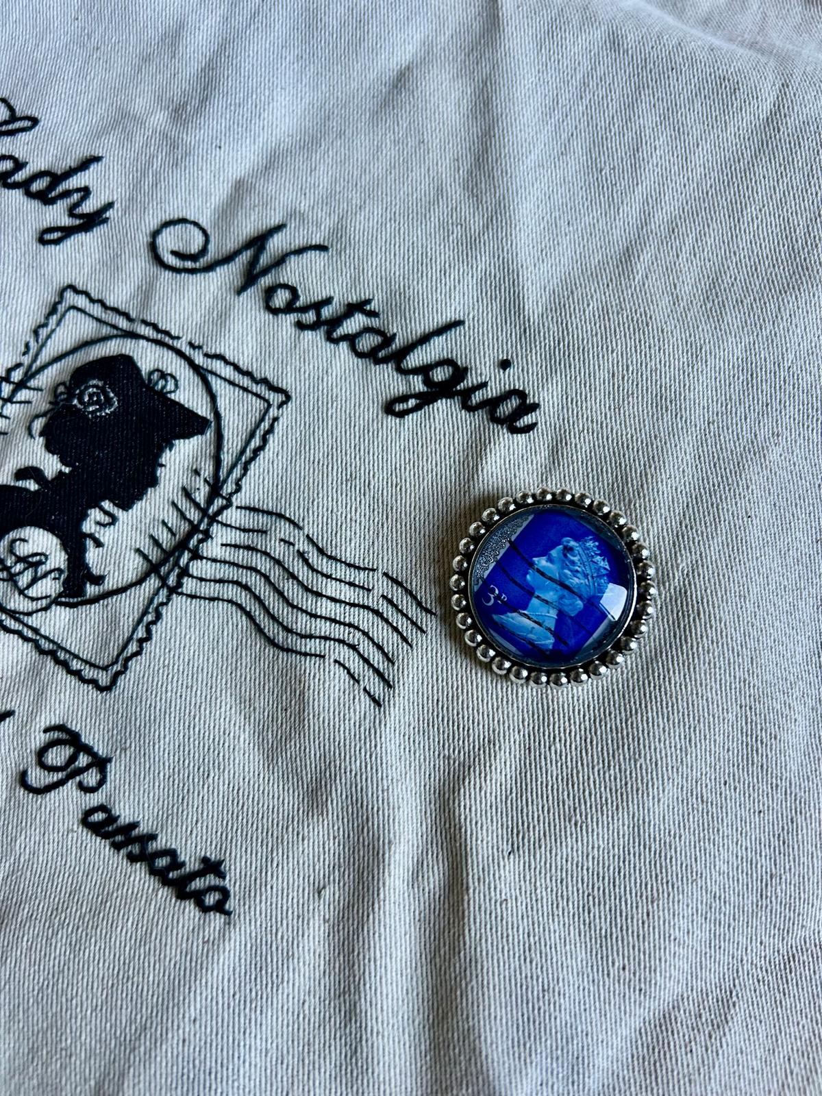 Spilla Royal Portrait Blu Regina Elisabetta | Francobollo Vintage Royal | Lady Nostalgia - Lady Nostalgia