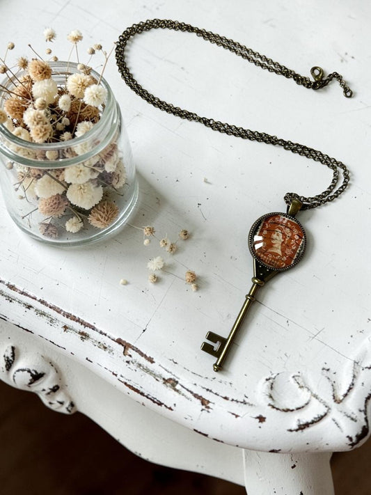 Collana a chiave con francobollo vintage Regina Elisabetta II marrone