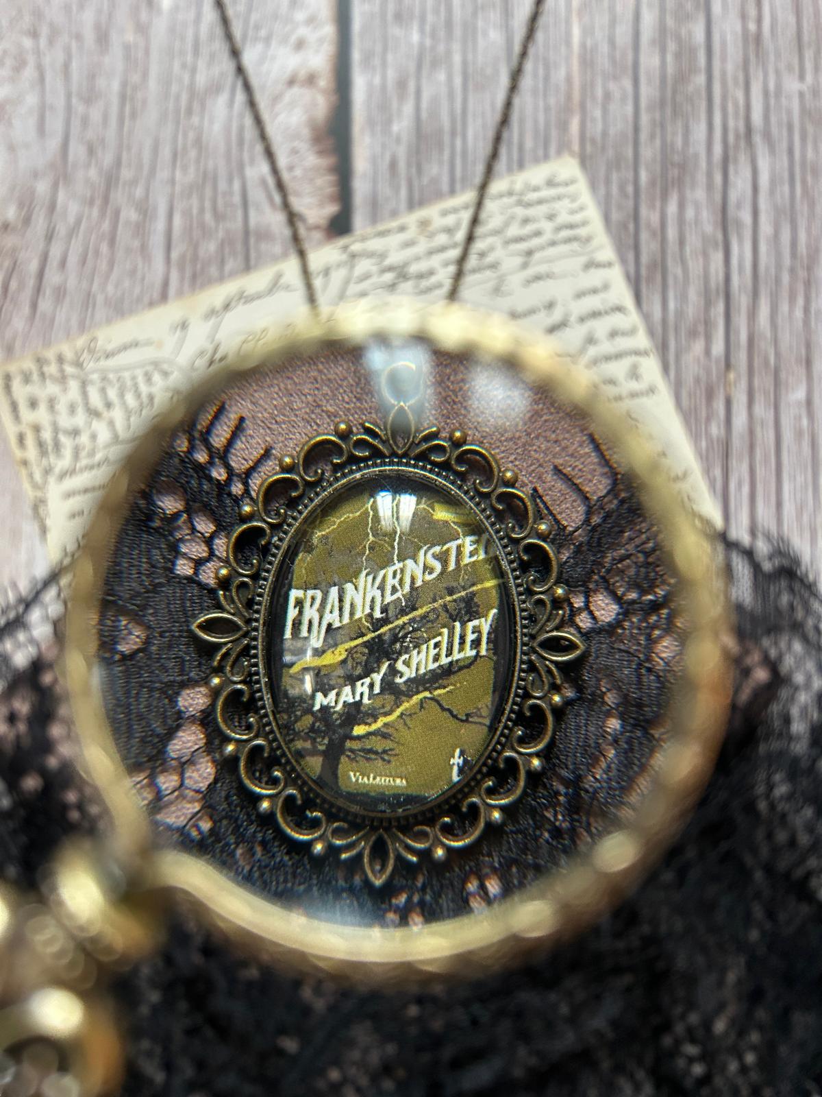 Collana in bronzo con ciondolo ovale raffigurante la copertina di Frankenstein di Mary Shelley