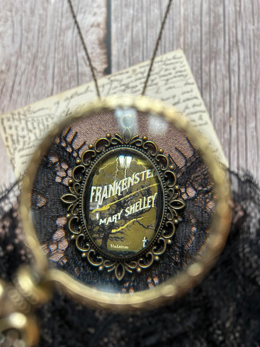 Collana in bronzo con ciondolo ovale raffigurante la copertina di Frankenstein di Mary Shelley