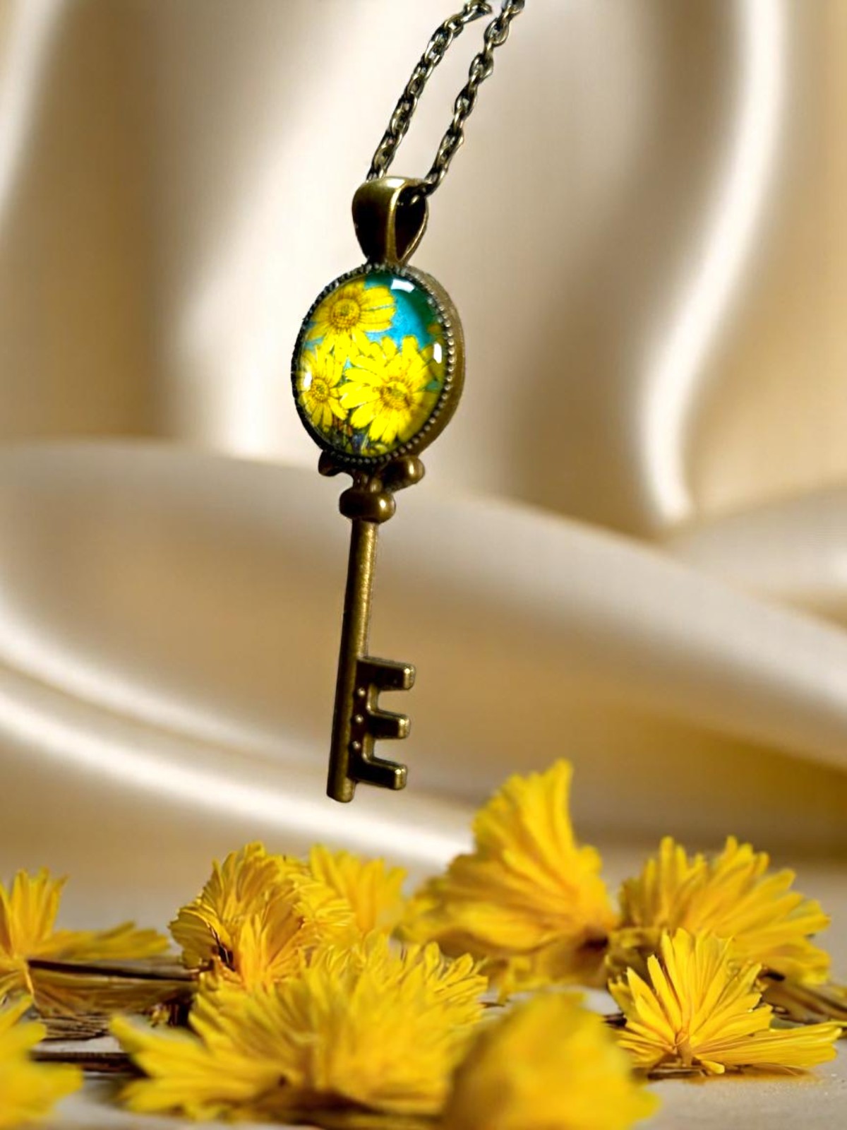 Collana chiave margherite gialle.