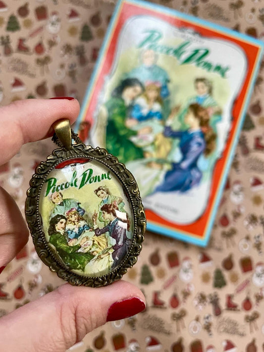 Collana con la copertina vintage di Piccole Donne di Louisa May Alcott: il romanzo delle sorelle March, da tenere vicino al cuore.