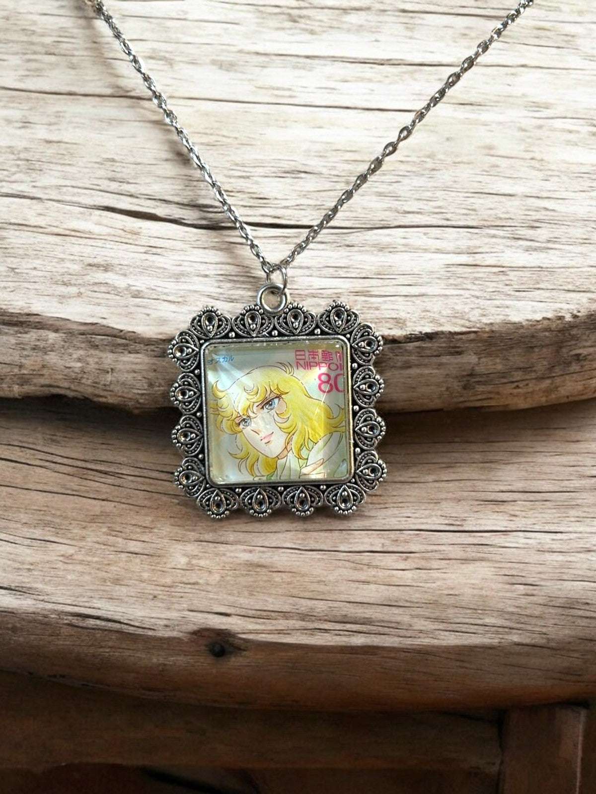 Collana quadrata dedicata proprio a Lady Oscar, la Rosa di Versailles, da francobollo giapponese.