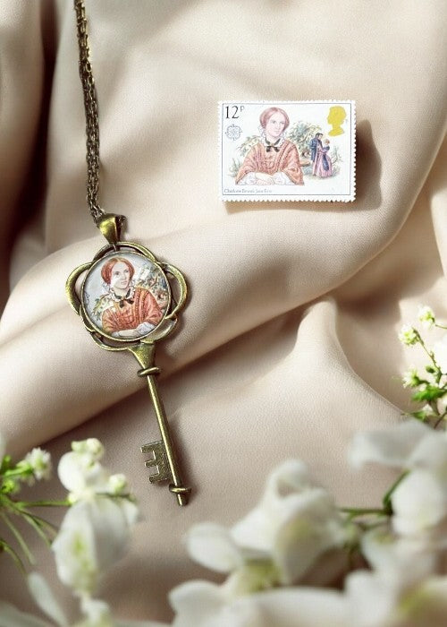 Collana a forma di chiave dedicata alla scrittrice Charlotte Brontë creato con un francobollo inglese originale del 1980, che fa parte di una serie dedicata alle più importanti scrittrici britanniche.