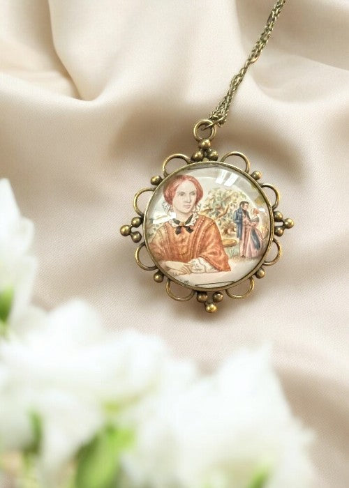 Collana dedicata alla scrittrice Charlotte Brontë creato con un francobollo inglese originale del 1980, che fa parte di una serie dedicata alle più importanti scrittrici britanniche.