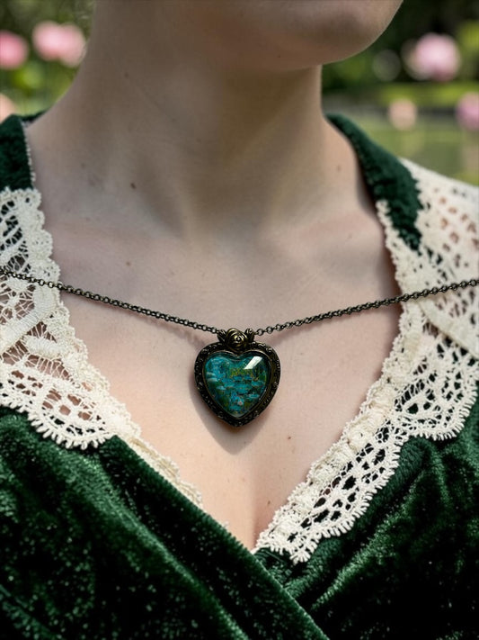 Collana artigianale a cuore con francobollo Ninfee di Monet, Sierra Leone 2015, indossata, gioiello d'arte, Italia