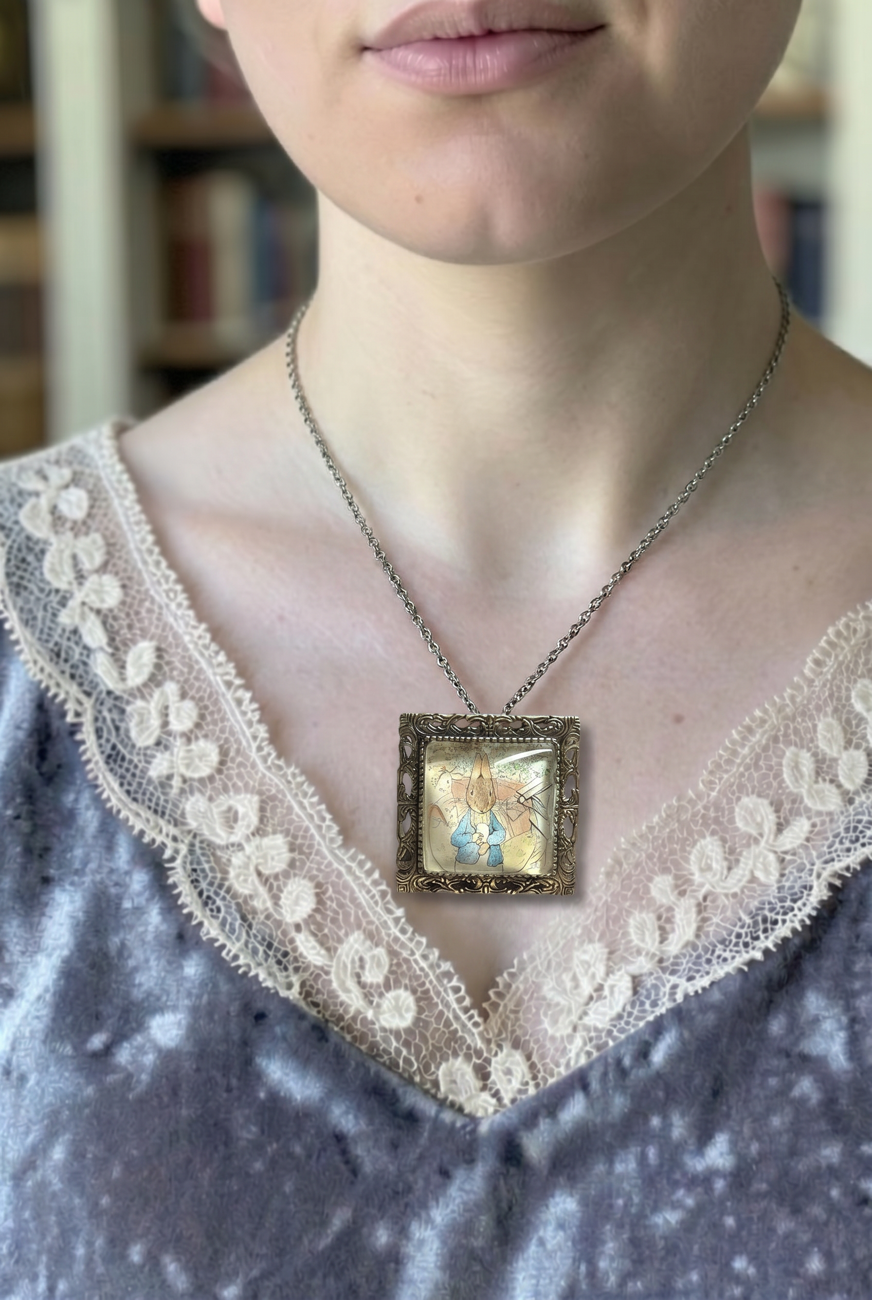 Collana e spilla Peter Rabbit con francobollo giapponese, cornice quadrata in bronzo, artigianato, Italia