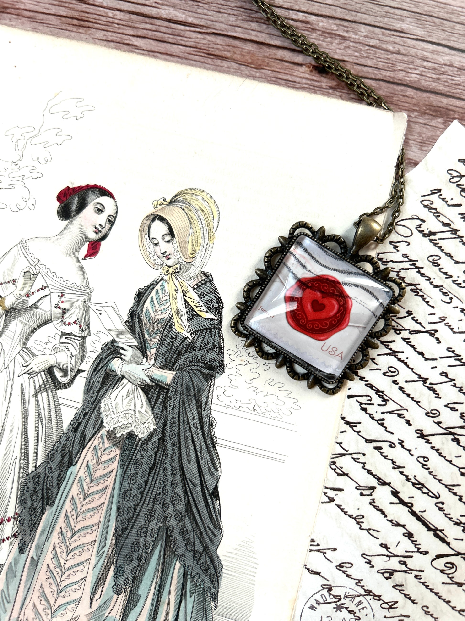 Collana creata con un francobollo americano che rappresenta una lettera d'amore con sigillo a forma di cuore.
