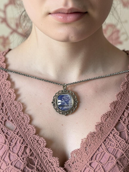 Collana regina Elisabetta creata con un vero francobollo