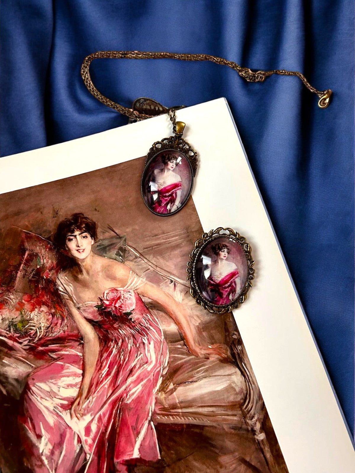 Quadro Gioanni Boldini Signora in rosa, collana e spilla