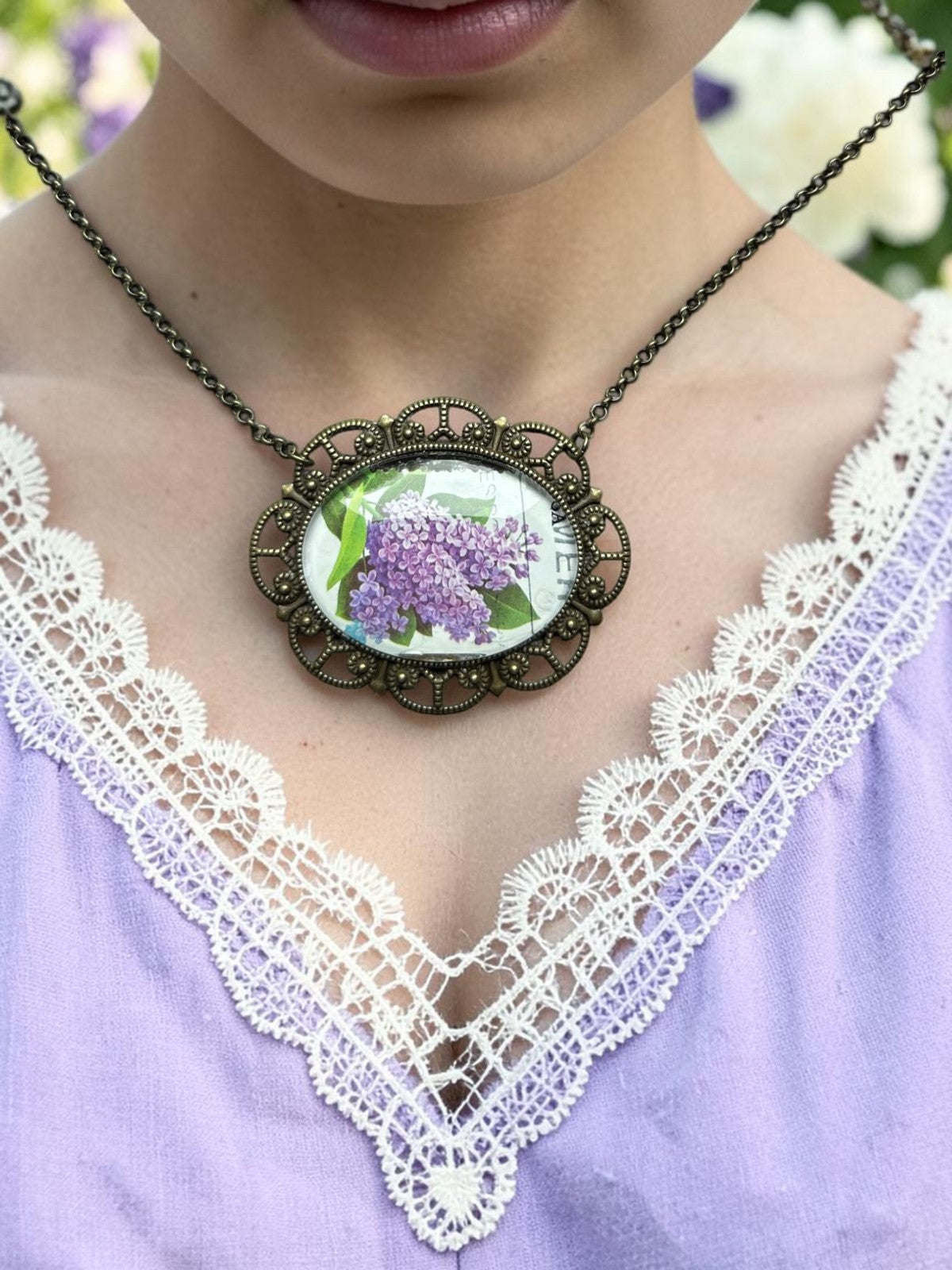 Collana_artigianale_floreale orizzontale con vero francobollo