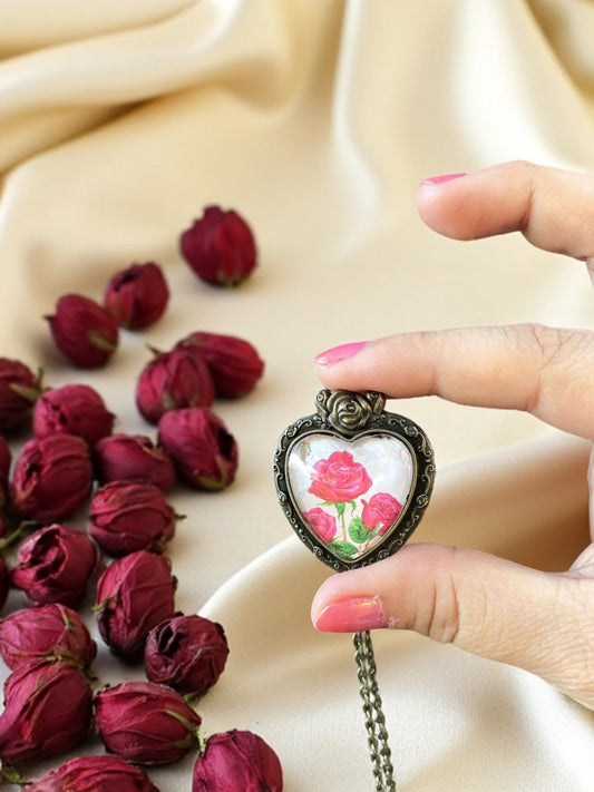 Romanticissima collana a forma di cuore creato con un vero francobollo di&nbsp; Guernsey con rose rosse del 1992.