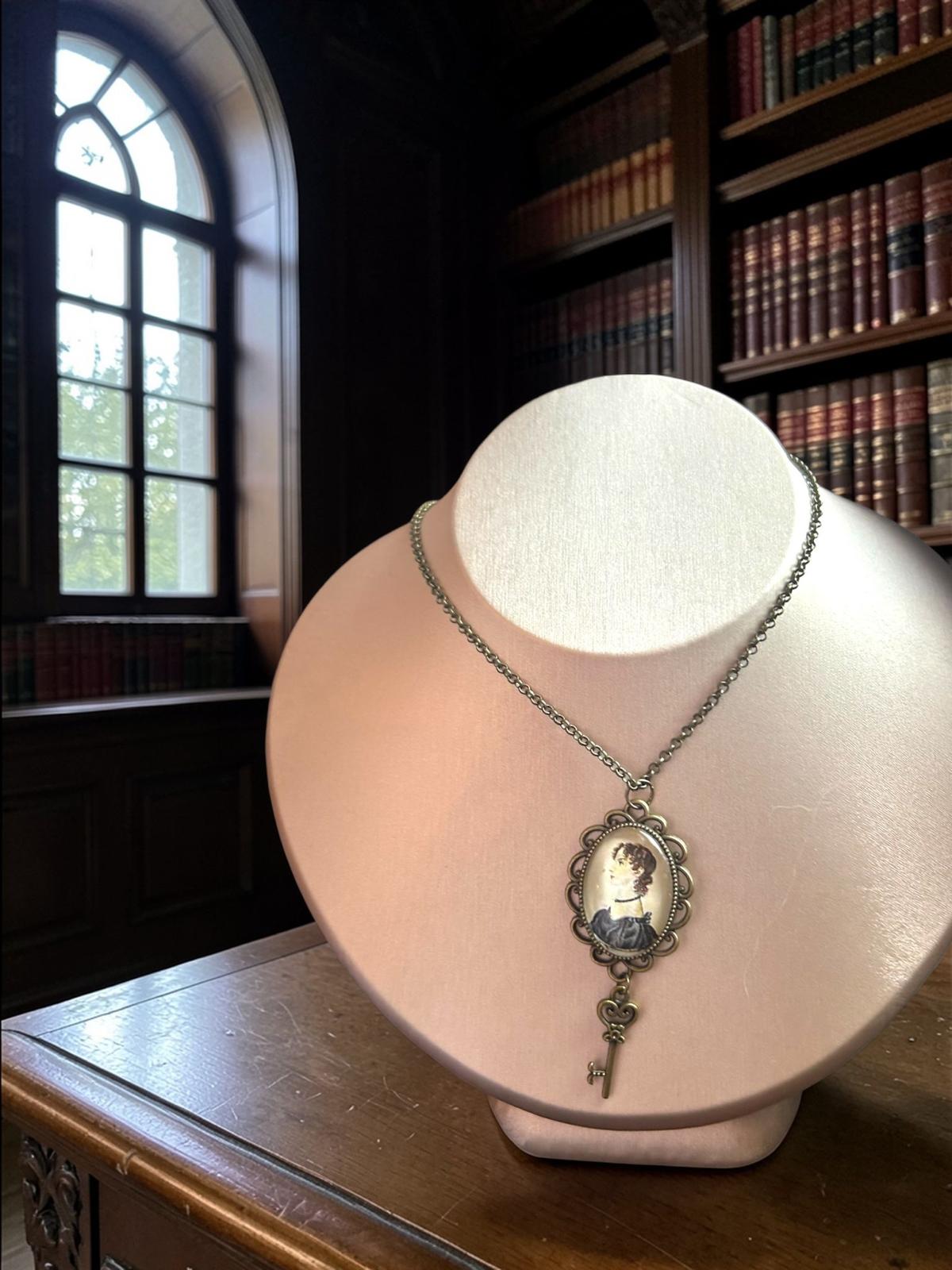 Collana Anne Brontë  da ritratto e charm chiave
