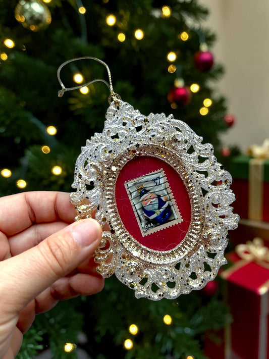 Addobbo natalizio blu fatto a mano in Italia, tenuto in mano davanti all'albero di Natale illuminato artigianale resistente