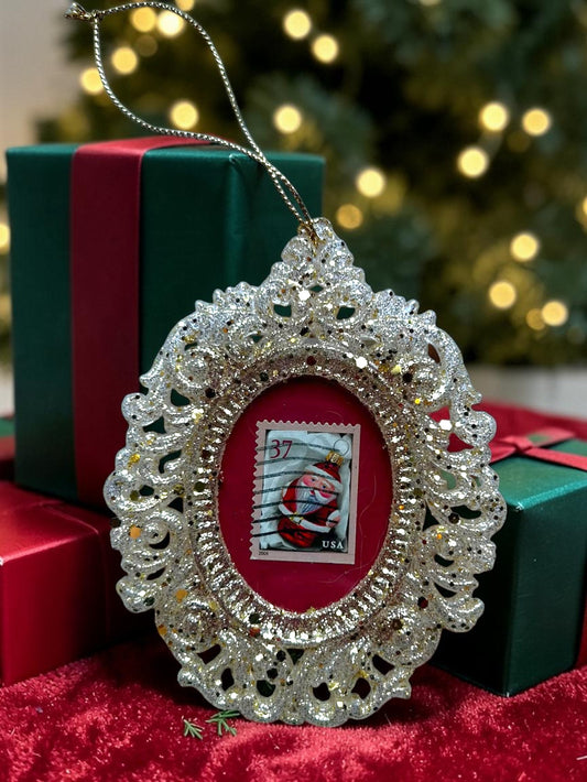 Addobbo natalizio artigianale italiano con Babbo Natale rosso su francobollo, cornice ovale dorata traforata