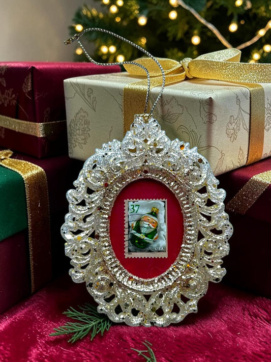 Addobbo natalizio artigianale italiano con Babbo Natale verde su francobollo, cornice ovale dorata traforata