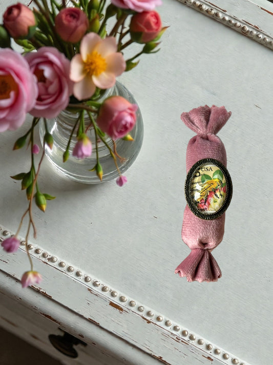 Anello artigianale con ape su trifoglio rosa da francobollo, montatura ovale color bronzo, realizzato in
Italia