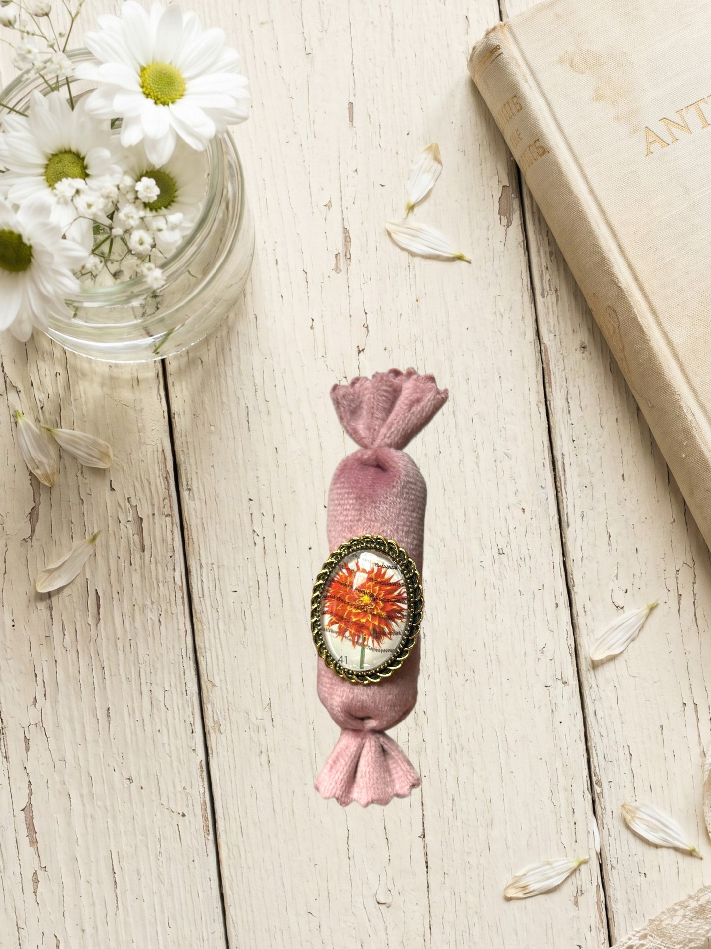 Anello artigianale con dalia rosso-arancio da francobollo, montatura ovale color oro, realizzato in Italia