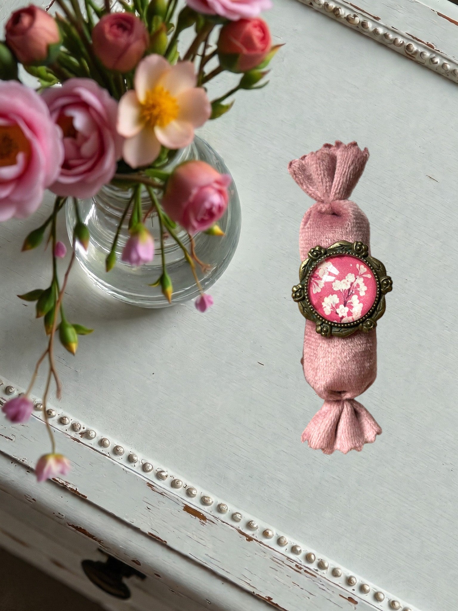 Anello artigianale italiano con fiori di ciliegio giapponesi da francobollo, montatura bronzo a roselline,
vista dall'alto
