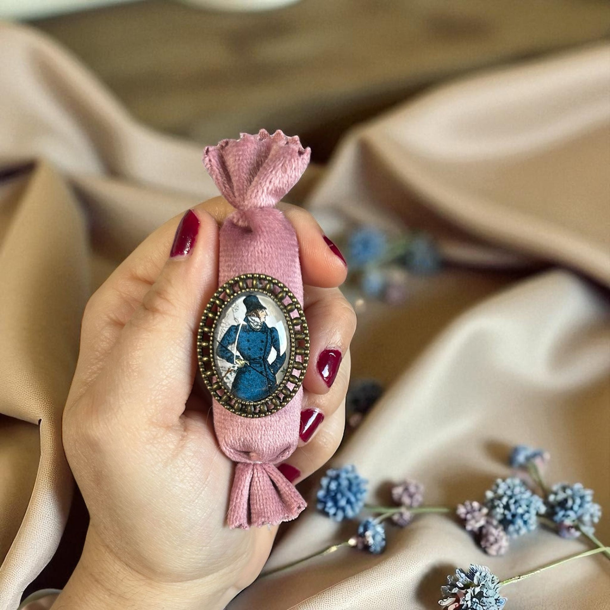 Anello Jane Austen Mr. Darcy Francobollo 1975 - Lady Nostalgia