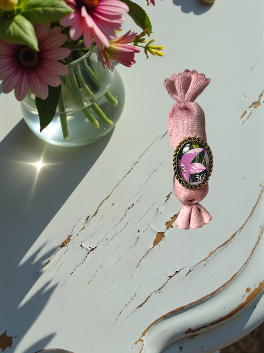 Anello artigianale con orchidea viola da francobollo, montatura ovale color oro, realizzato in Italia