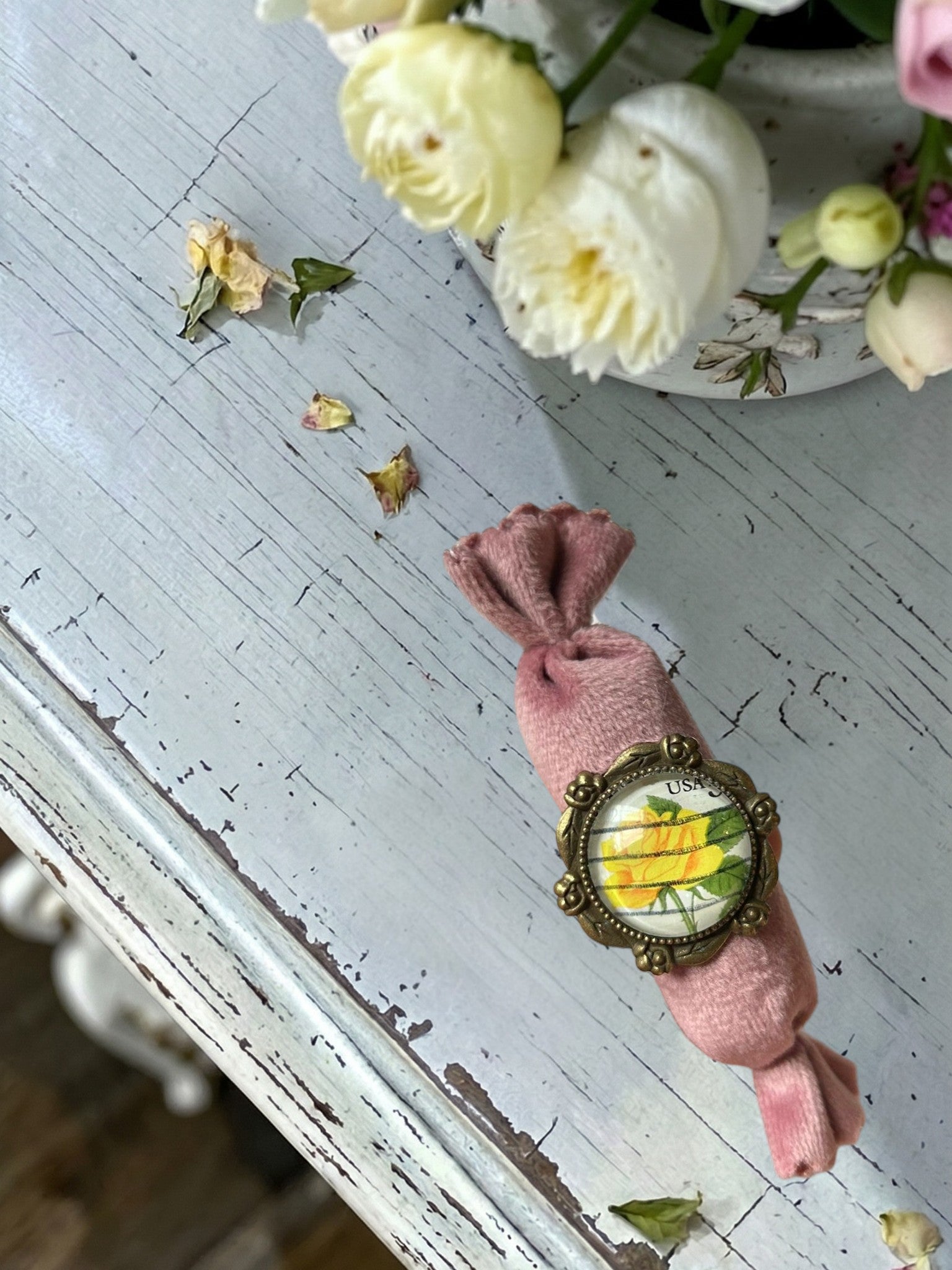 Anello artigianale italiano con rosa gialla da francobollo, montatura bronzo a roselline, vista dall'alto