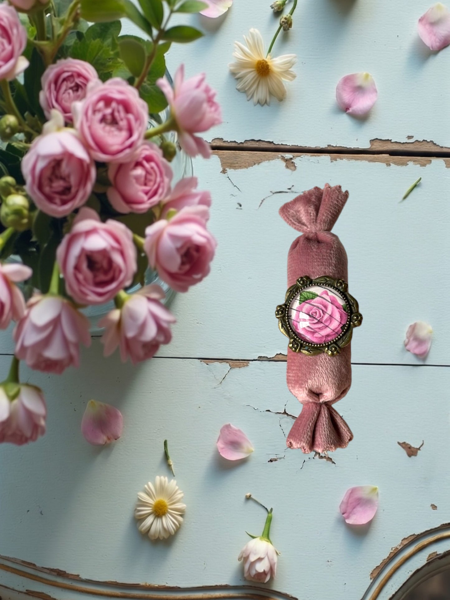 Anello artigianale italiano con rosa rosa da francobollo, montatura bronzo a roselline, vista dall'alto