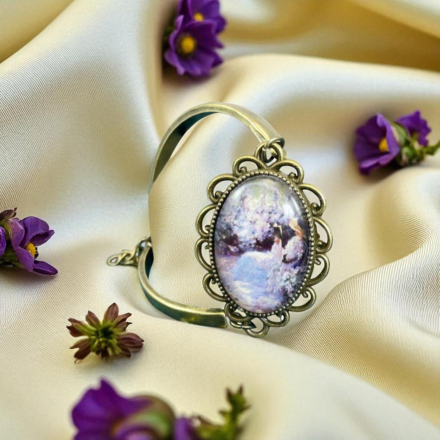 Bracciale Lettrice in Viola - Gioiello Artistico Ispirato a "A Quiet Solitude" di Frank Bramley - Lady Nostalgia