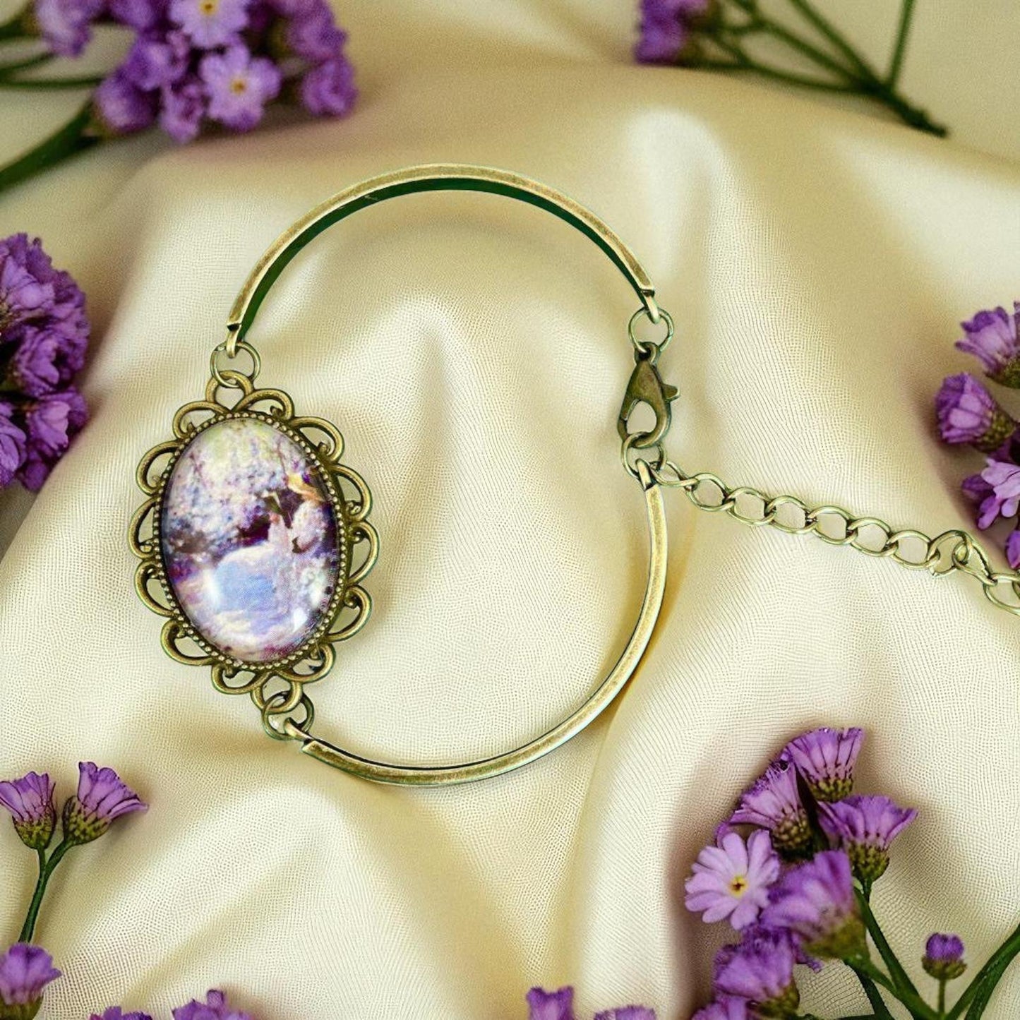 Bracciale Lettrice in Viola - Gioiello Artistico Ispirato a "A Quiet Solitude" di Frank Bramley - Lady Nostalgia