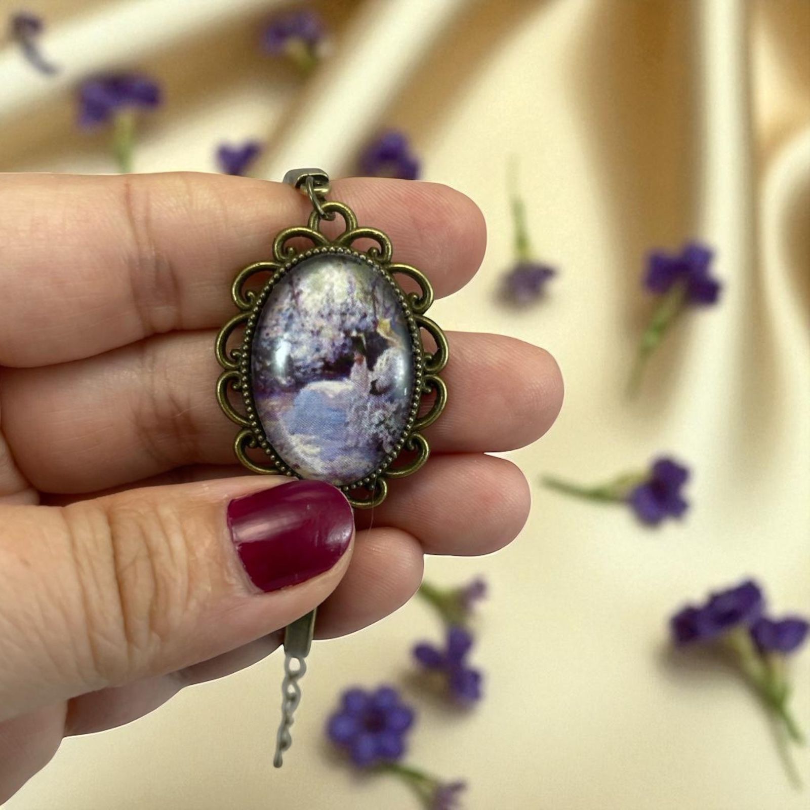 Bracciale Lettrice in Viola - Gioiello Artistico Ispirato a "A Quiet Solitude" di Frank Bramley - Lady Nostalgia