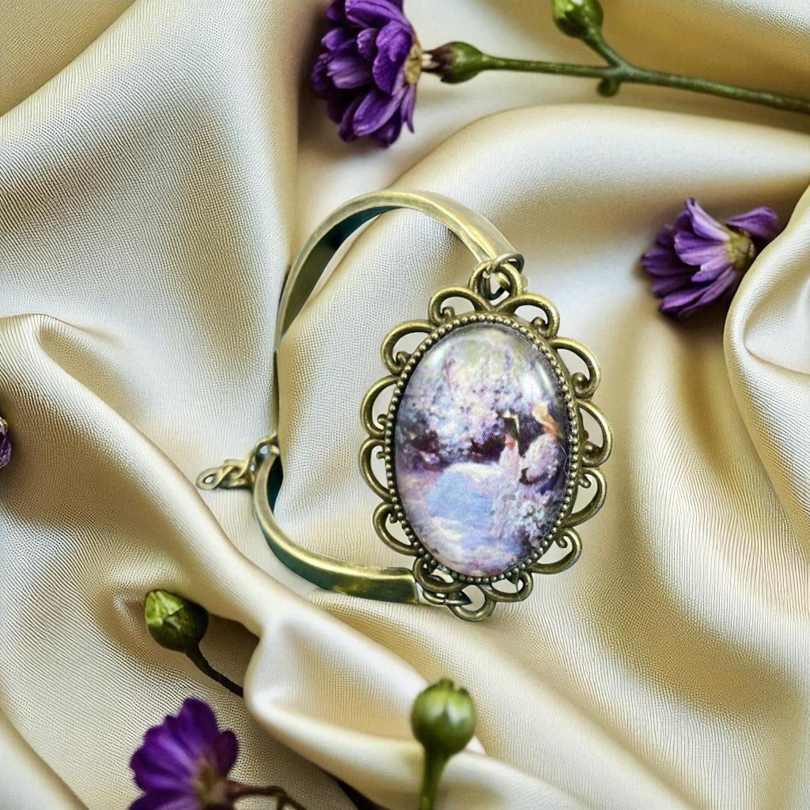 Bracciale Lettrice in Viola - Gioiello Artistico Ispirato a "A Quiet Solitude" di Frank Bramley - Lady Nostalgia