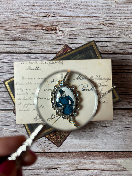 Bracciale Mr Darcy Jane Austen - Gioiello Letterario Argento con Francobollo Royal Mail d'Epoca - Lady Nostalgia