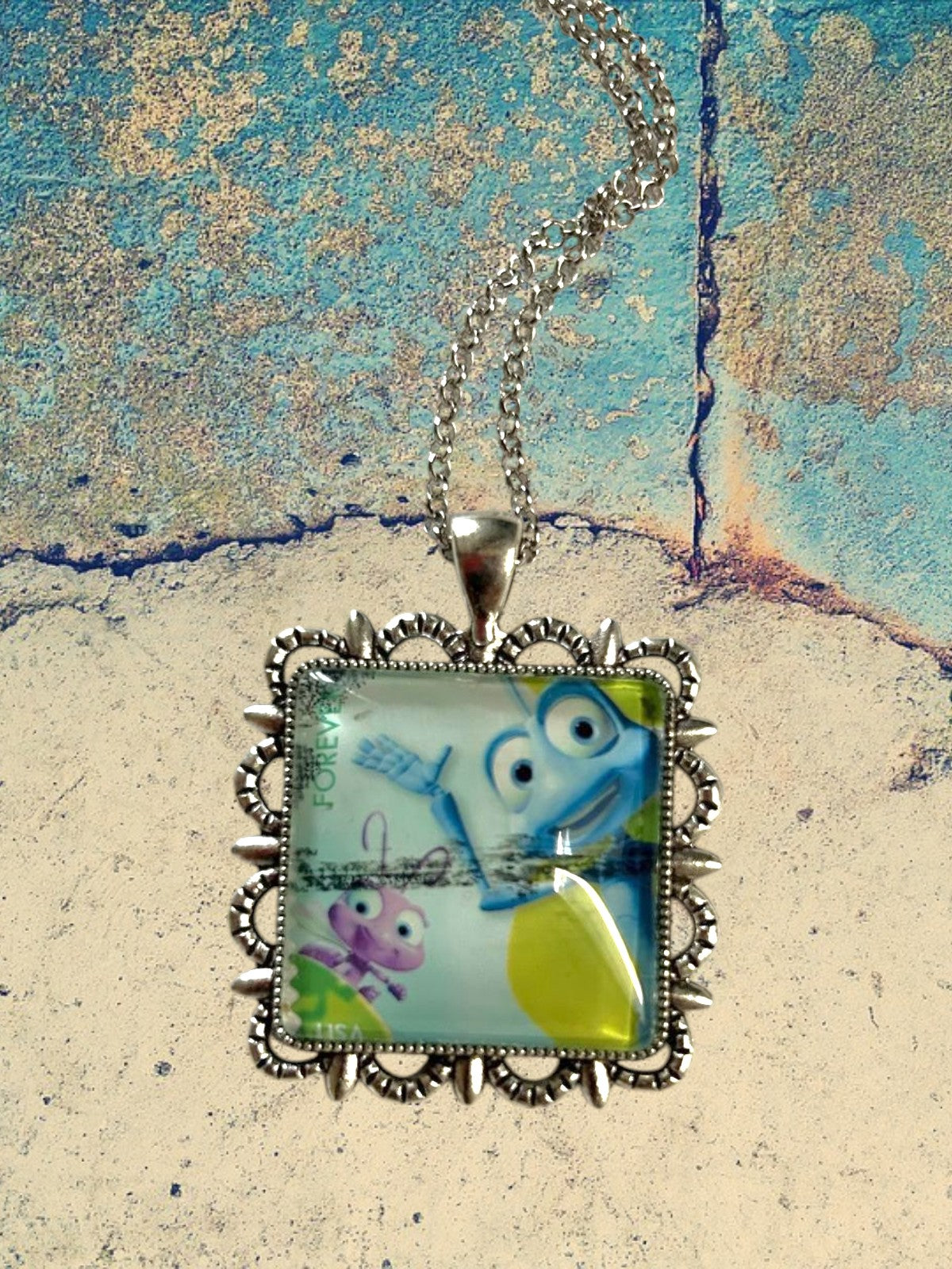 Ciondolo quadrato artigianale con francobollo di A Bug's Life, Flik e Dot, montatura argentata