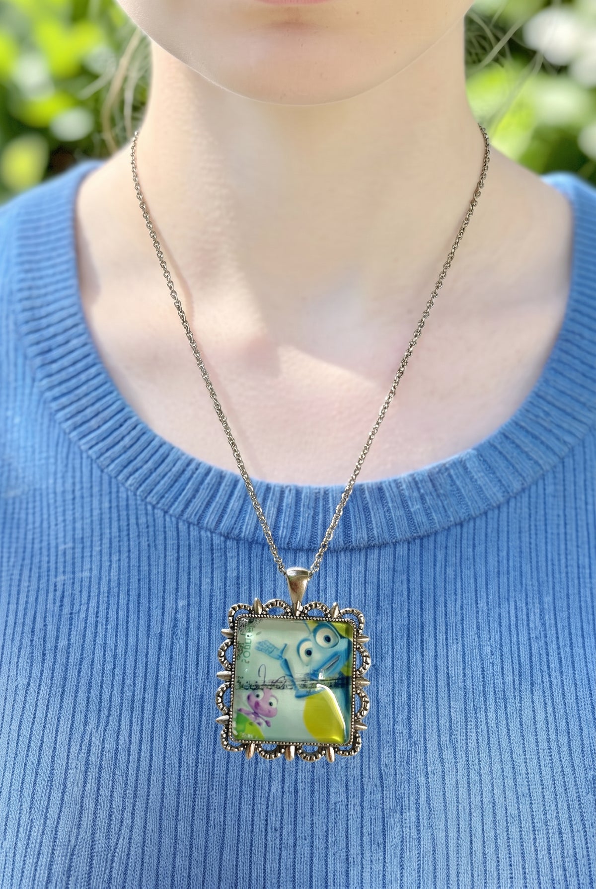 Collana artigianale indossata con francobollo americano di A Bug's Life, Flik e Dot, montatura argentata, fatta in Italia