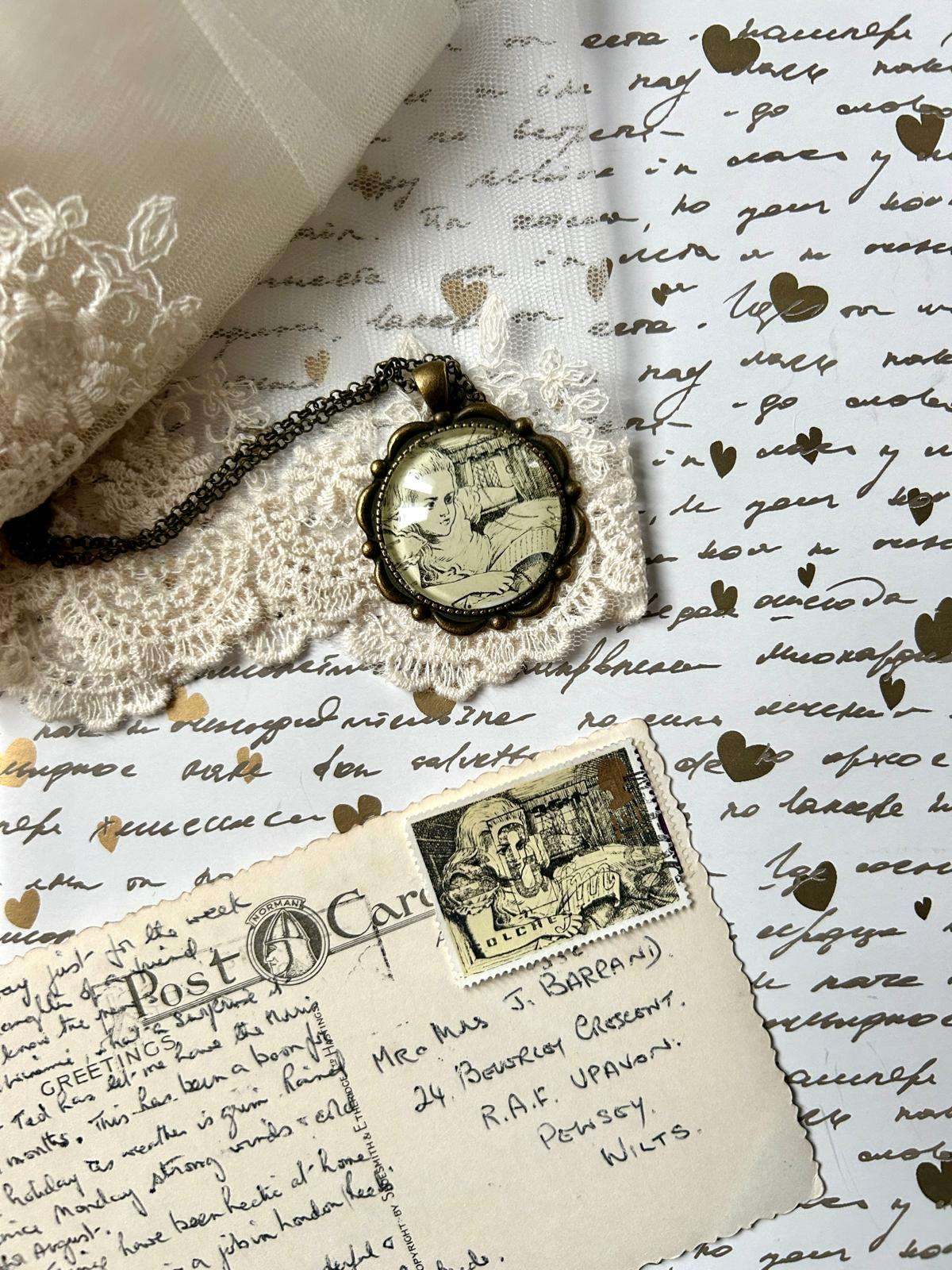 Collana Alice in Wonderland Vintage - Gioiello Letterario con Francobollo Inglese d'Epoca - Lady Nostalgia