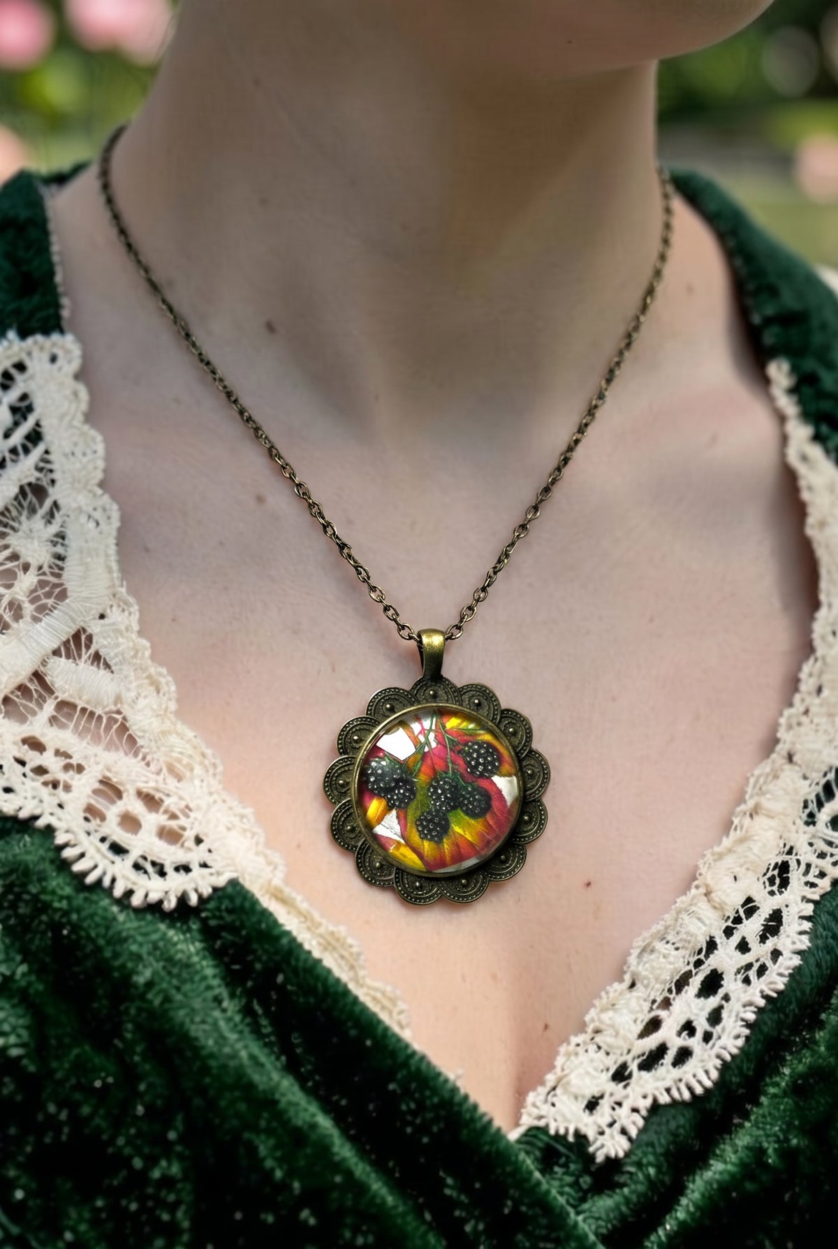 Collana artigianale italiana con ciondolo ovale a more autunnali, da francobollo inglese del 1993 indossata