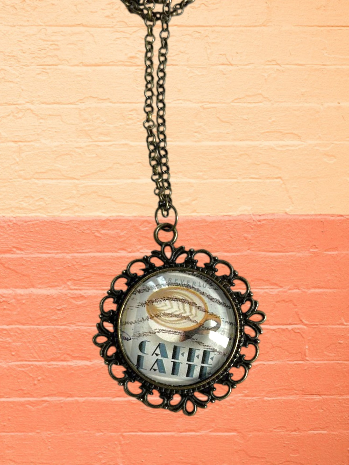 Collana artigianale con francobollo caffè latte su muro corallo, regalo per chi ama il caffè, Italia