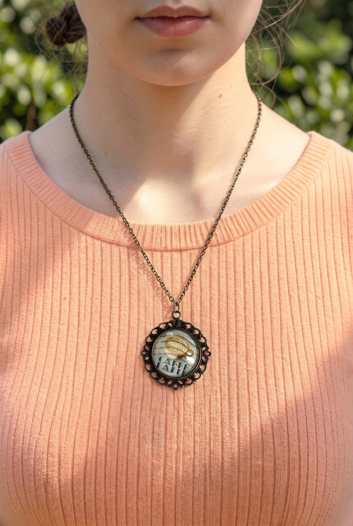 Collana artigianale indossata con francobollo caffè latte, idea regalo amanti del caffè, cornice bronzo, Italia