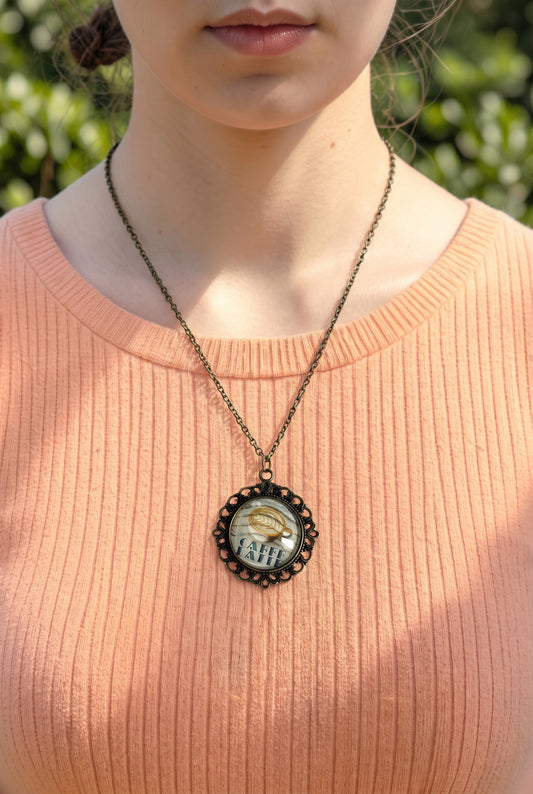 Collana artigianale indossata con francobollo caffè latte, idea regalo amanti del caffè, cornice bronzo, Italia