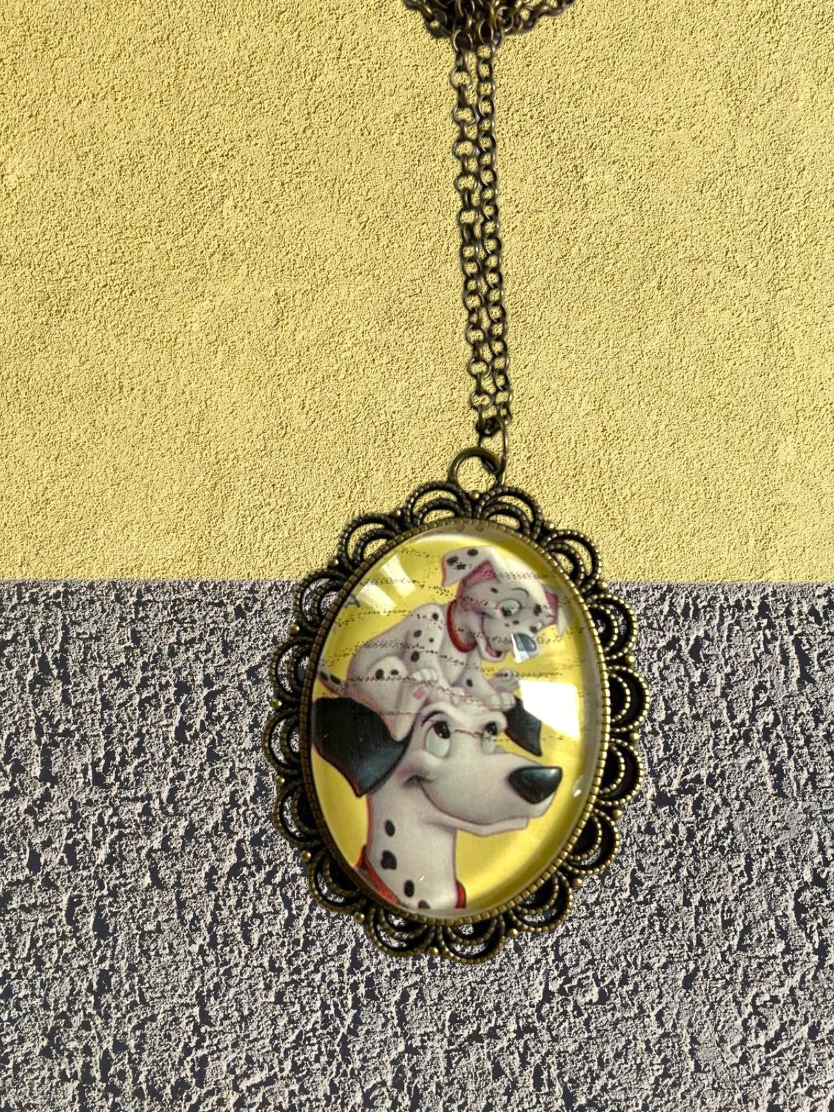 Collana artigianale con francobollo de La carica dei 101, Pongo e cuccioli dalmata, cornice bronzo, Italia