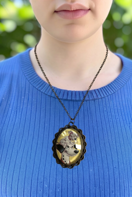 Collana artigianale indossata con francobollo Disney de La carica dei 101, cornice ovale bronzo, fatta in Italia