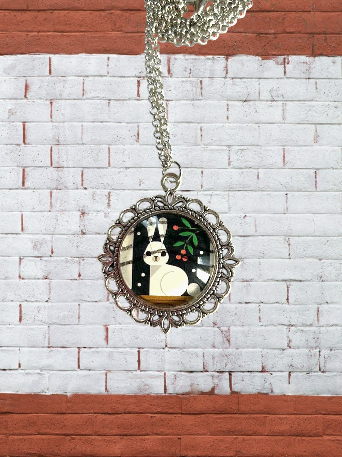 Collana artigianale italiana con francobollo americano di un coniglio stilizzato, design moderno, cornice bronzo