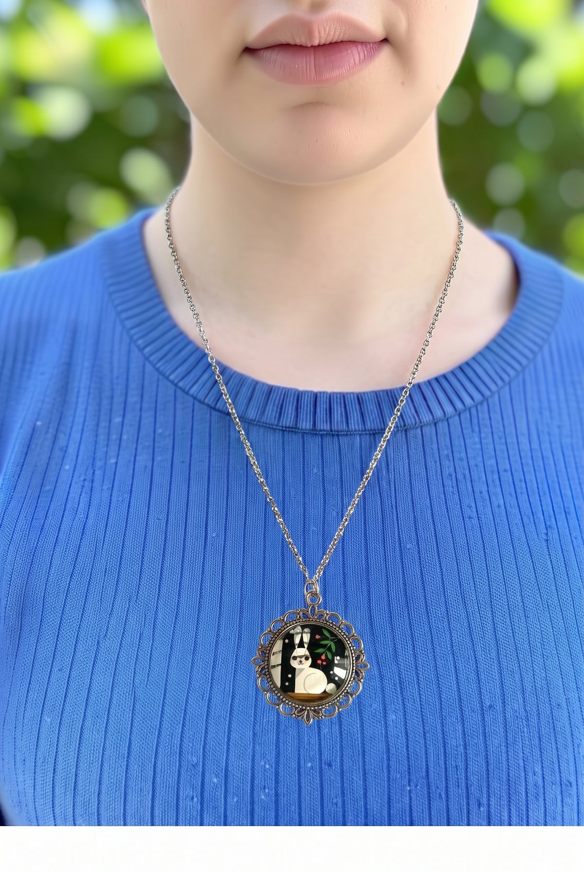 Collana artigianale indossata con francobollo americano di un coniglio geometrico, illustrazione moderna, Italia