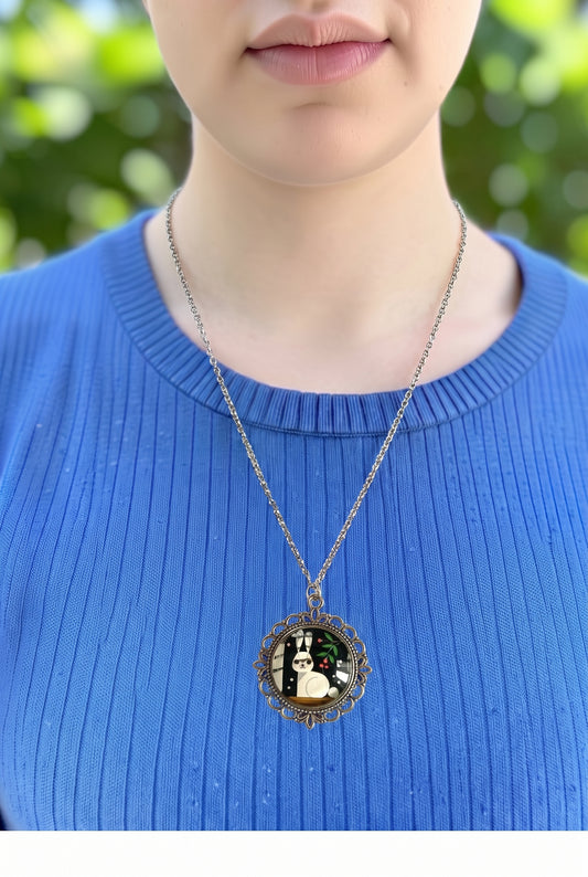 Collana artigianale indossata con francobollo americano di un coniglio geometrico, illustrazione moderna, Italia