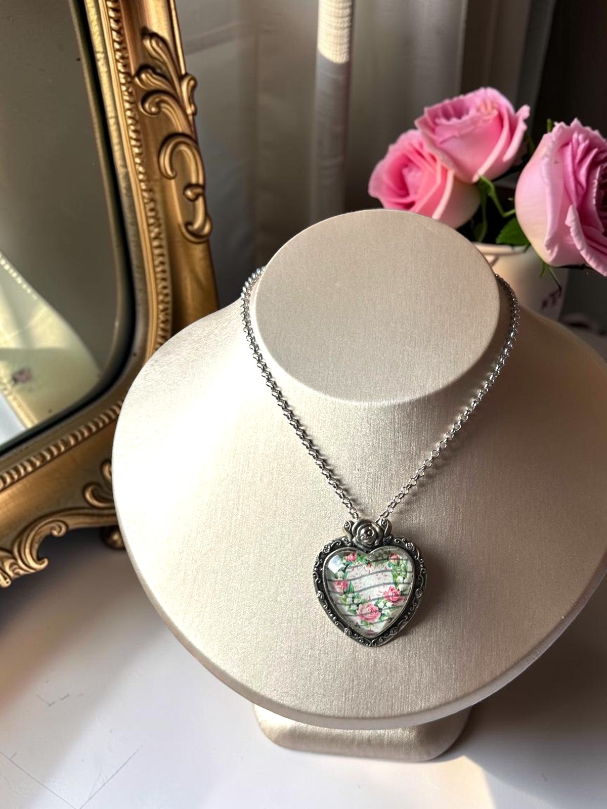 Collana a cuore con francobollo Love del 1999, cuore di rose vittoriano, montatura argento con rosa in rilievo