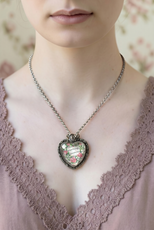 Collana a cuore color argento indossata, francobollo Love americano del 1999 con cuore di rose, su abito di pizzo lilla
